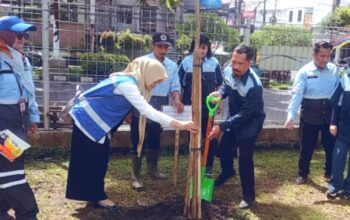 DLH Kota Malang dan Polinema Kembalikan Ruang Hijau Soekarno-Hatta, 260 Pohon Mulai Ditanam