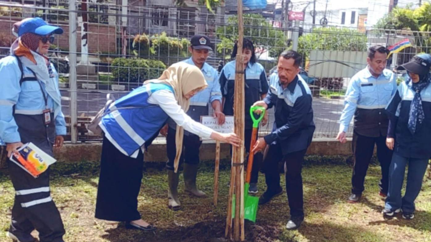 DLH Kota Malang dan Polinema Kembalikan Ruang Hijau Soekarno-Hatta, 260 Pohon Mulai Ditanam