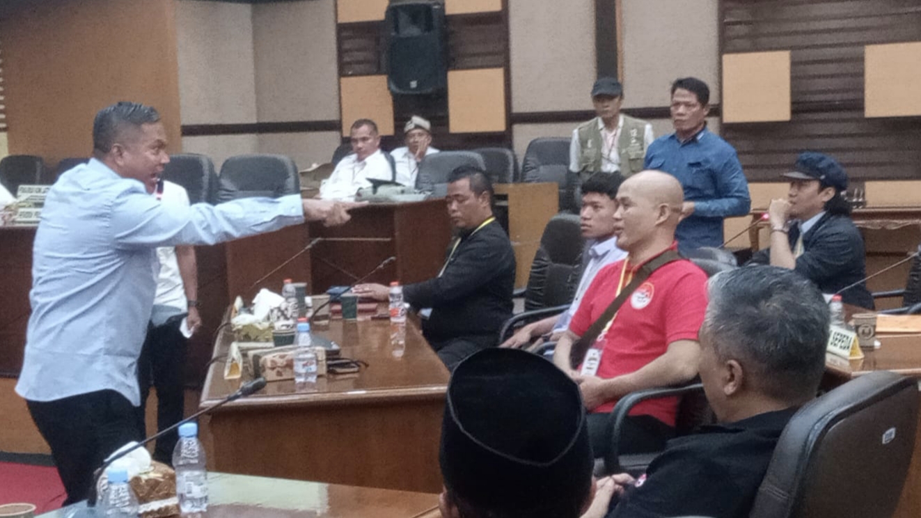 Pemilihan Ketua Komite Olahraga Nasional Indonesia (KONI) Kabupaten Malang dalam agenda Musyawarah Olahraga Kabupaten Luar Biasa (Musorkablub) yang berlangsung di Gedung DPRD Kabupaten Malang, Kepanjen, Sabtu malam (14/02), berlangsung panas dan menyita perhatian publik