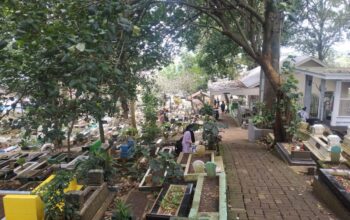 Nyekar Jadi Tradisi Turun-Temurun, Makam Ngujil Diserbu Warga Jelang Ramadan