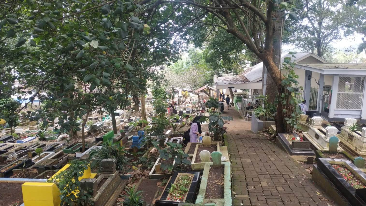 Nyekar Jadi Tradisi Turun-Temurun, Makam Ngujil Diserbu Warga Jelang Ramadan