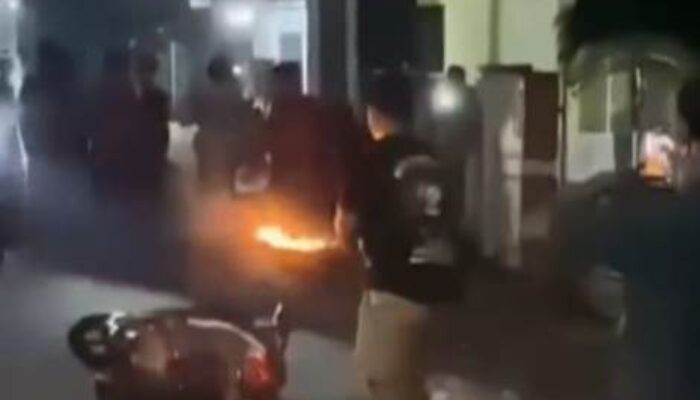 Warga Plandaan Jombang Tangkap Terduga Maling Motor, Kendaraan Pelaku Dibakar