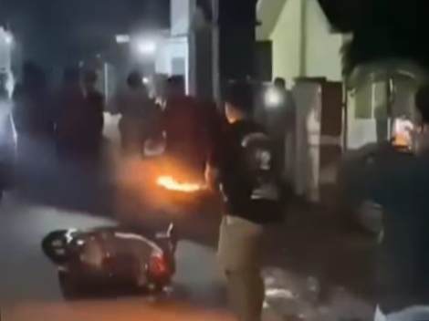 Warga Plandaan Jombang Tangkap Terduga Maling Motor, Kendaraan Pelaku Dibakar