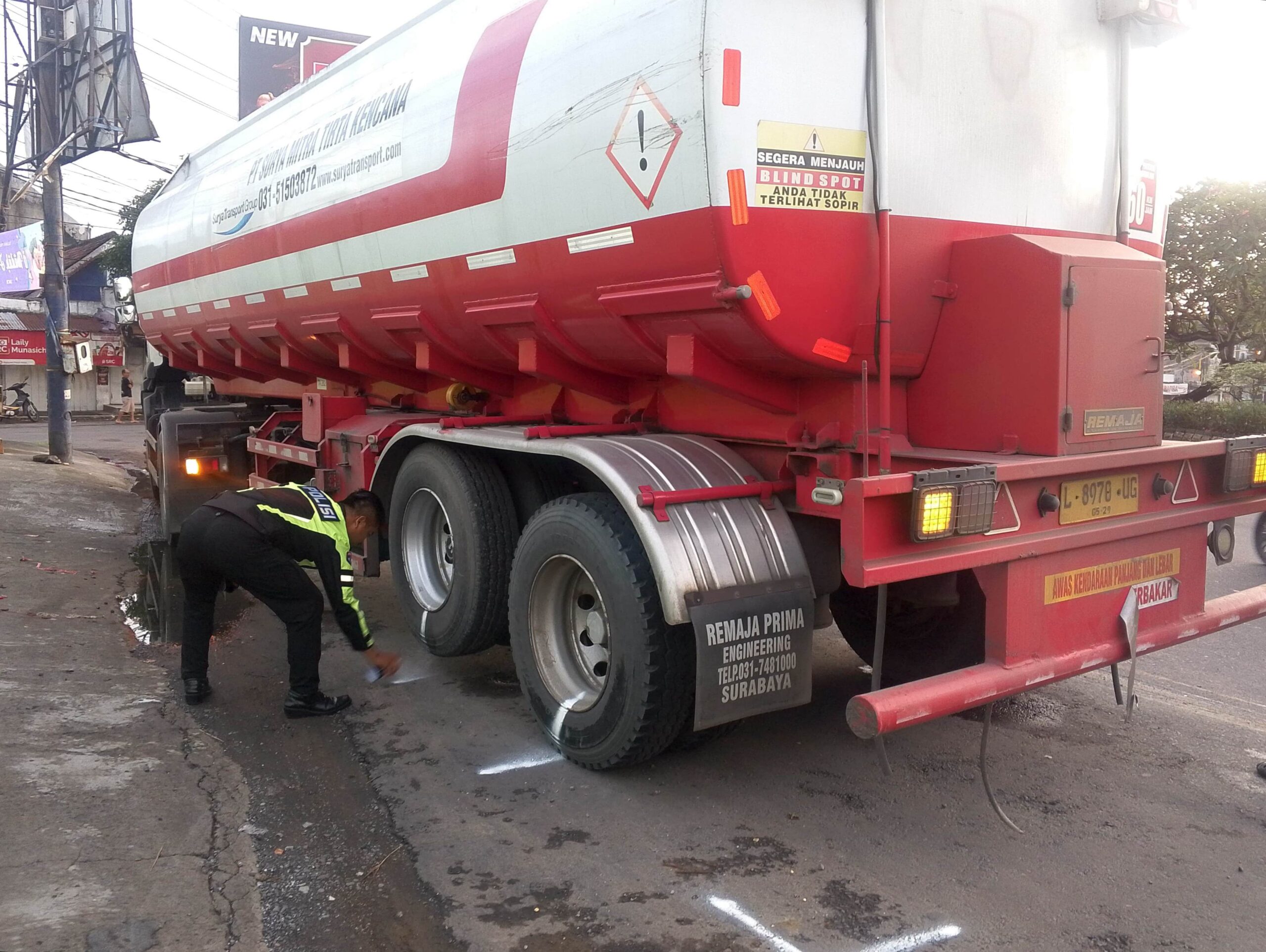 Laka Lantas Maut Jombang Pagi Hari, Motor Terlindas Truk Tangki di Embong Miring Denanyar