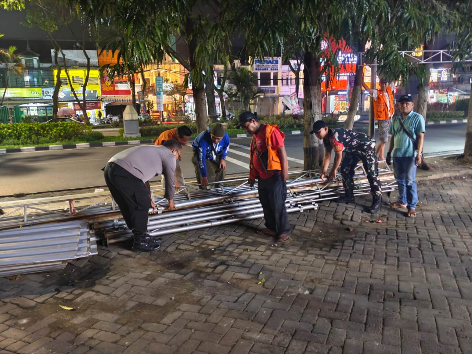 Lapak Takjil Diatas Trotoar Suhat Dibongkar, Polisi Amankan HR dan Dalami Aliran Dana
