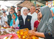 Blusukan ke Pasar Takjil di Malang, Khofifah Soroti Peran UMKM dan Seniman