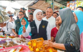 Blusukan ke Pasar Takjil di Malang, Khofifah Soroti Peran UMKM dan Seniman