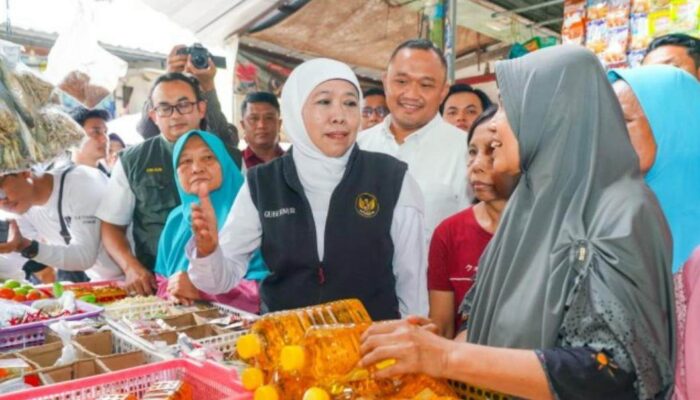 Blusukan ke Pasar Takjil di Malang, Khofifah Soroti Peran UMKM dan Seniman