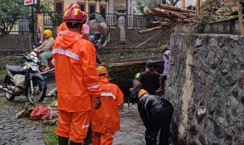 Hidrometeorologi, Drainase Tersumbat dan Tebing Ambrol di Kecamatan Bumiaji