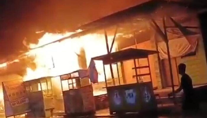 Diduga Spirtus Tumpah, Empat Ruko di Bantur Hangus Dilalap Api