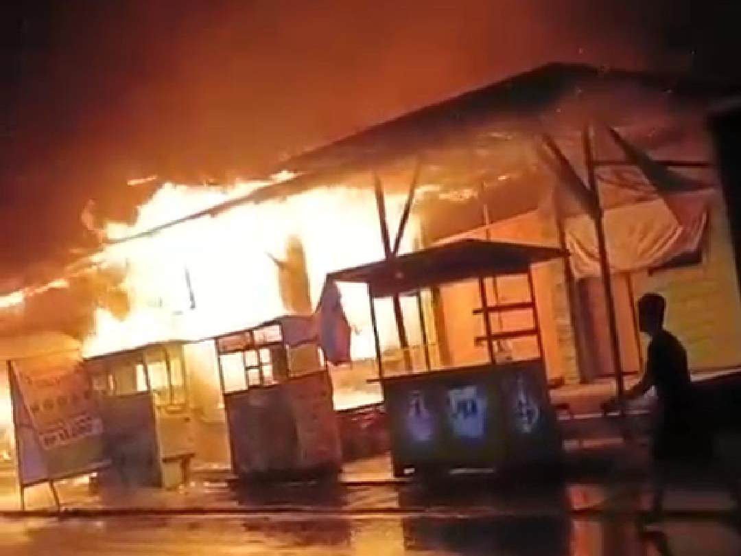 Diduga Spirtus Tumpah, Empat Ruko di Bantur Hangus Dilalap Api