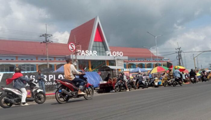 Tak Lagi Boleh Jualan di Depan, Pedagang Pasar Ploso Jombang Dipindah ke Sub Terminal