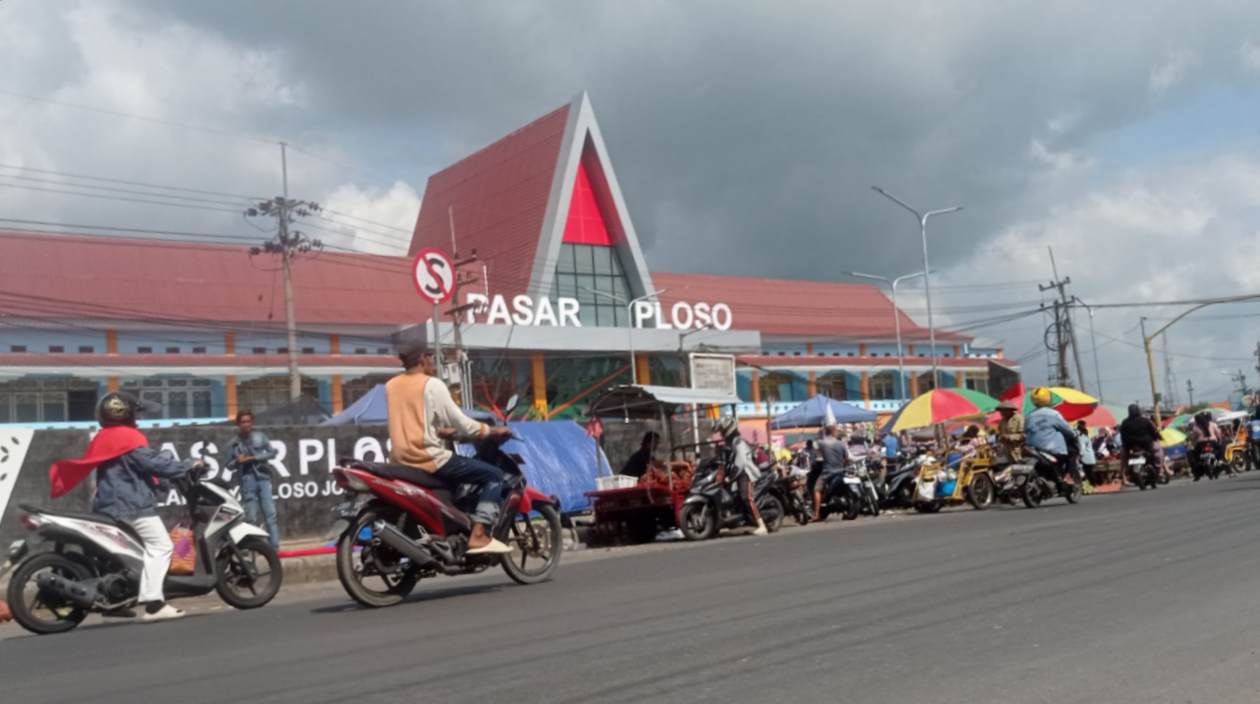 Tak Lagi Boleh Jualan di Depan, Pedagang Pasar Ploso Jombang Dipindah ke Sub Terminal