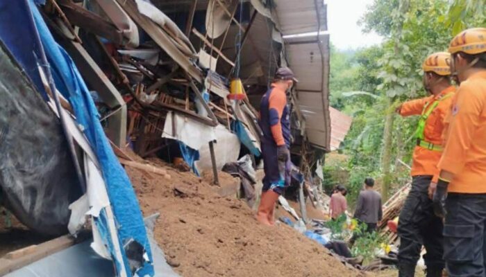 Tragis! Kandang Ayam di Wonosari Ambruk, Satu Pekerja Tewas, Satu Masih Tertimbun
