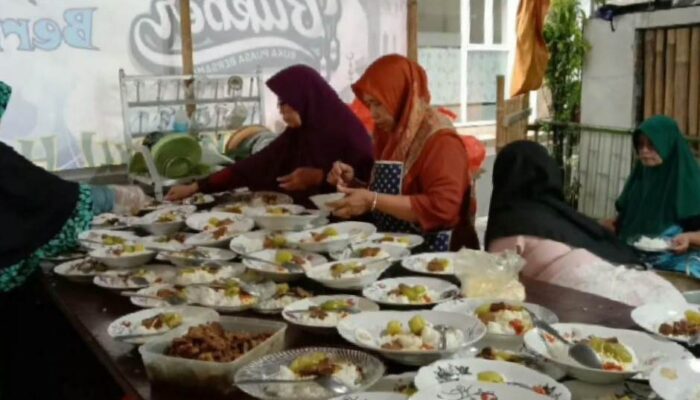 Buka Bersama Gratis Masjid Manarul Huda Diserbu Jamaah, Porsi Nyaris Tembus 500