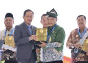 Di tengah ketatnya evaluasi nasional, Kabupaten Malang berhasil meraih Predikat Sertifikat Menuju Kabupaten Bersih Tahun 2025 dari Kementerian Lingkungan Hidup/Badan Pengendalian Lingkungan Hidup Republik Indonesia.