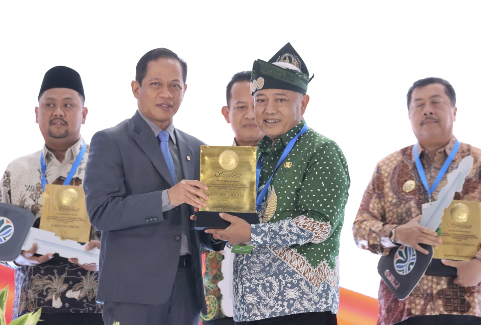 Di tengah ketatnya evaluasi nasional, Kabupaten Malang berhasil meraih Predikat Sertifikat Menuju Kabupaten Bersih Tahun 2025 dari Kementerian Lingkungan Hidup/Badan Pengendalian Lingkungan Hidup Republik Indonesia.