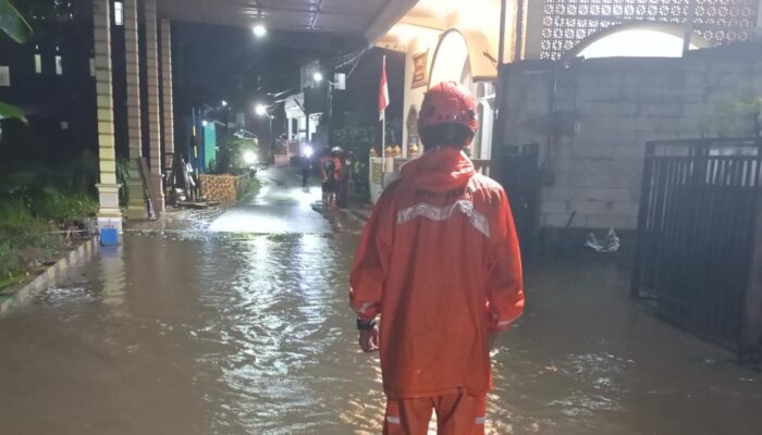 Gorong-gorong Tersumbat Rumpun Bambu, Sungai Losari Meluap Rendam Permukiman di Singosari