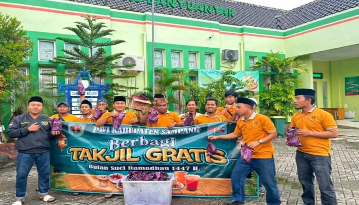 Semarakkan Ramadan dan HPN Ke-80, PWI Sampang Bagikan Ratusan Takjil dan Menu Buka Puasa