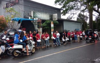 Astrid Karaoke & Kafe Bagikan 1.000 Takjil, Hujan Tak Surutkan Semangat Berbagi