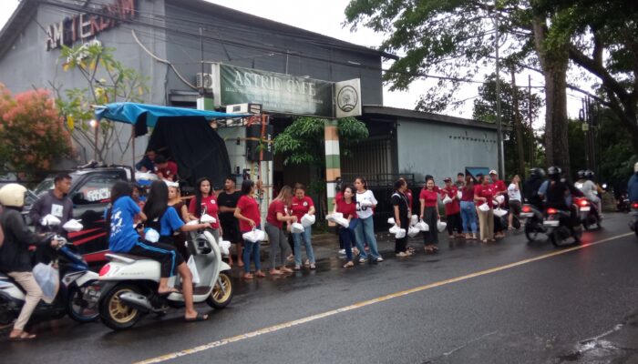 Astrid Karaoke & Kafe Bagikan 1.000 Takjil, Hujan Tak Surutkan Semangat Berbagi