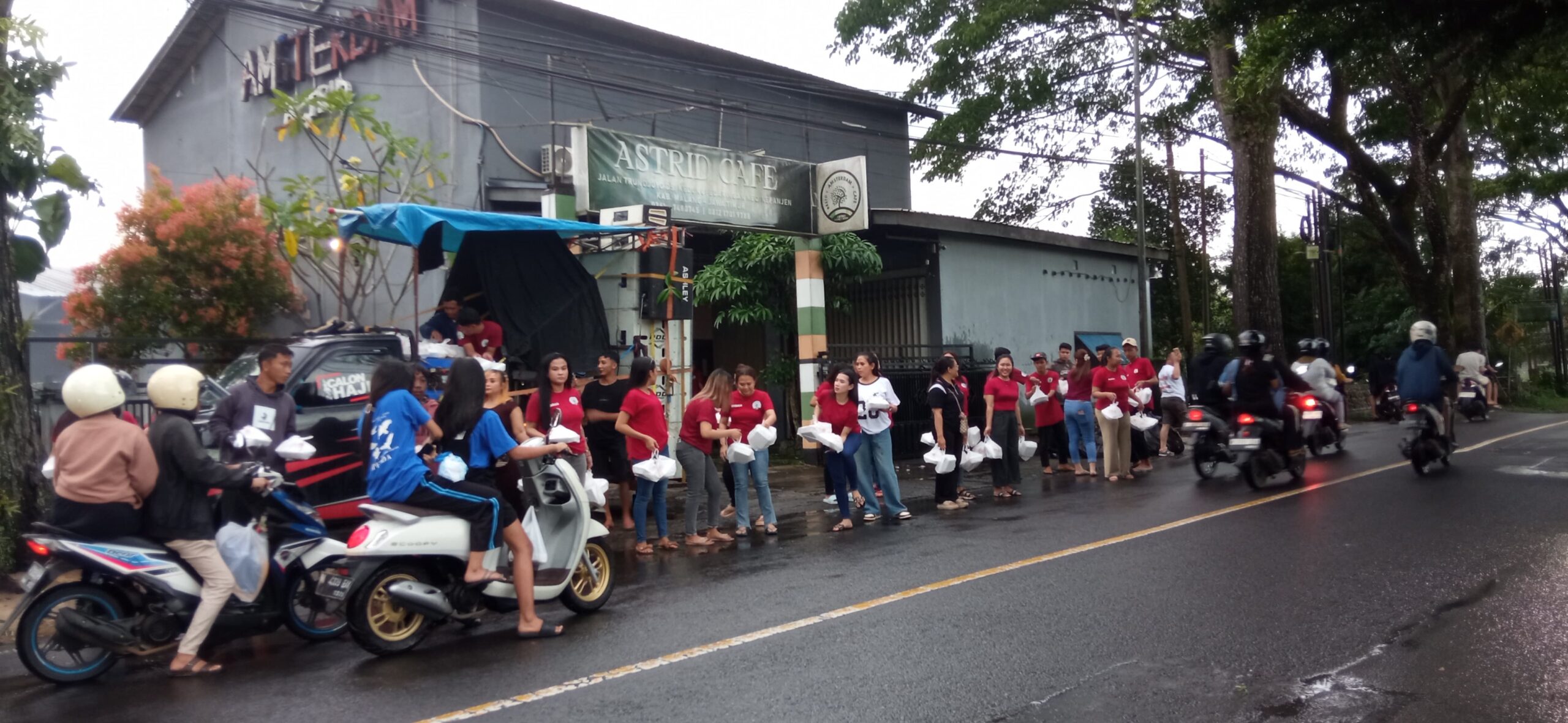 Astrid Karaoke & Kafe Bagikan 1.000 Takjil, Hujan Tak Surutkan Semangat Berbagi