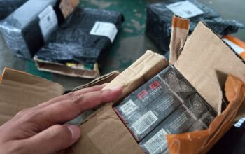 Bea Cukai Malang Bongkar Kiriman Rokok Ilegal di Ekspedisi, Puluhan Ribu Batang Disita