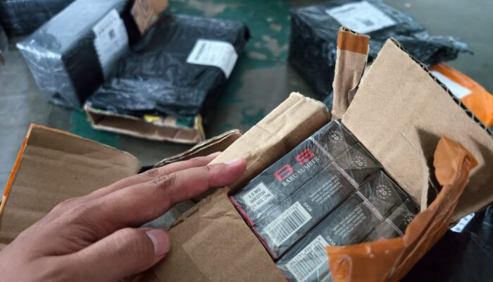 Bea Cukai Malang Bongkar Kiriman Rokok Ilegal di Ekspedisi, Puluhan Ribu Batang Disita