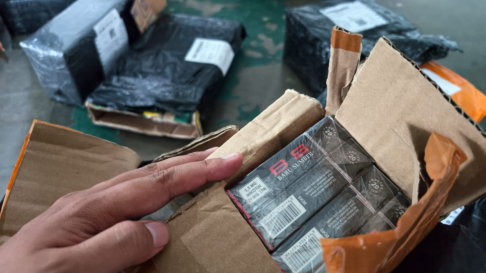 Bea Cukai Malang Bongkar Kiriman Rokok Ilegal di Ekspedisi, Puluhan Ribu Batang Disita