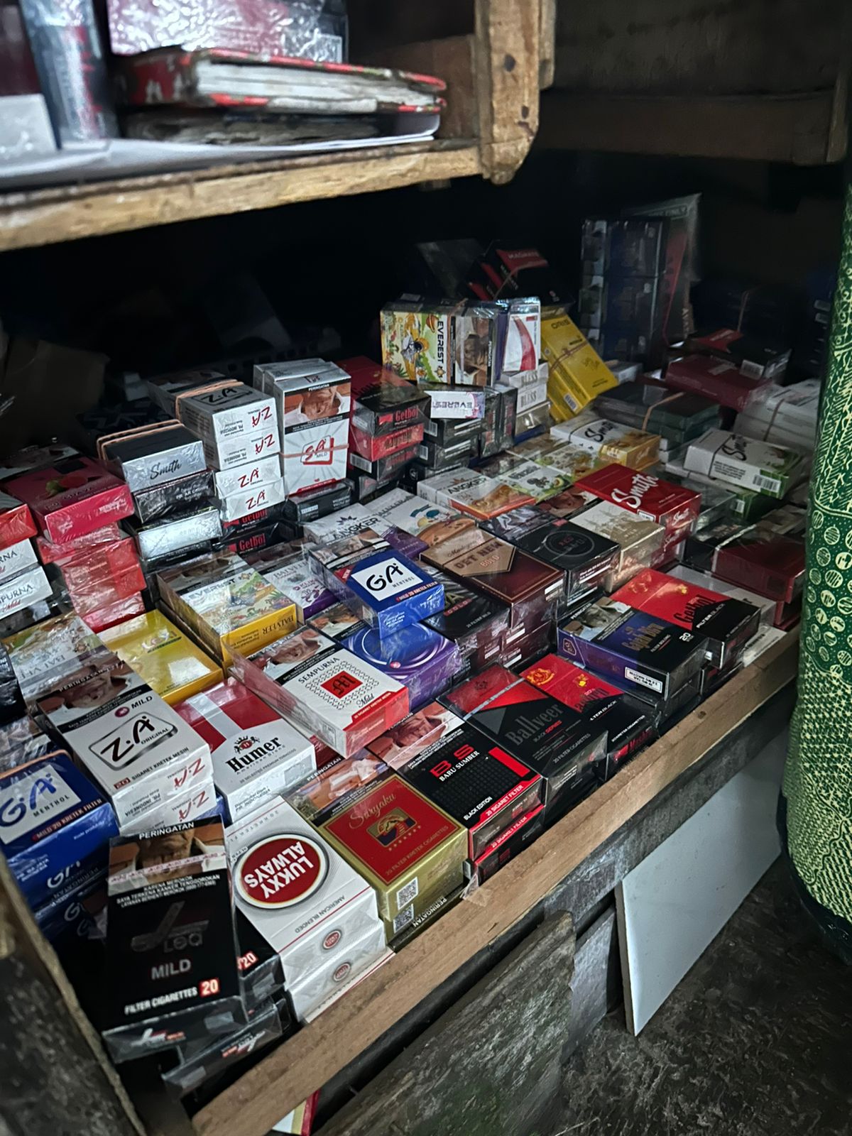Digerebek dari Toko di Tengah Kota, Bea Cukai Malang Sita Ribuan Batang Rokok Ilegal