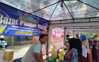 Emak-emak kerubuti Bazar Pangan Murah PWI Sampang - Disperta KP