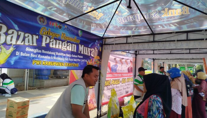 Emak-Emak Kerubuti Bazar Pangan Murah PWI Sampang – Disperta KP