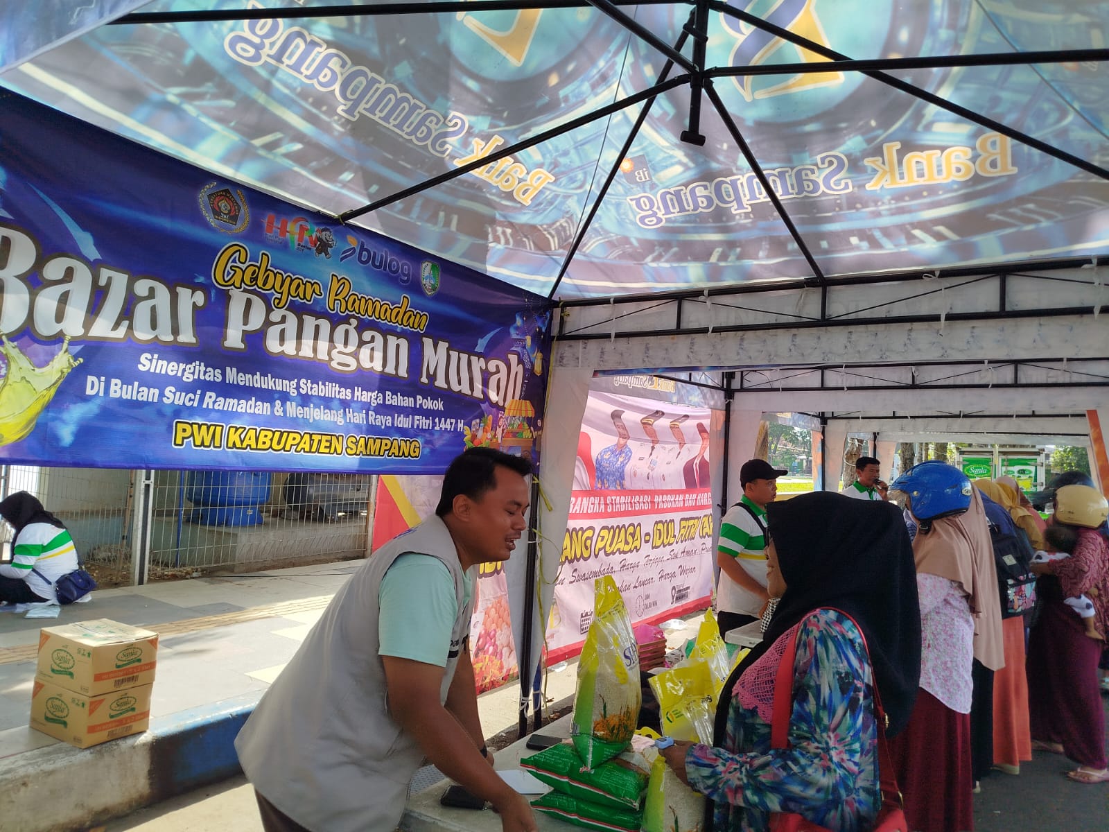 Emak-emak kerubuti Bazar Pangan Murah PWI Sampang - Disperta KP