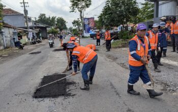 Kerahkan 10 Tim URC, Bupati Jember Fawait Perintahkan Perbaiki Jalan Berlubang