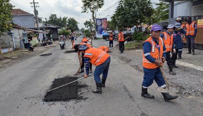 Kerahkan 10 Tim URC, Bupati Jember Fawait Perintahkan Perbaiki Jalan Berlubang