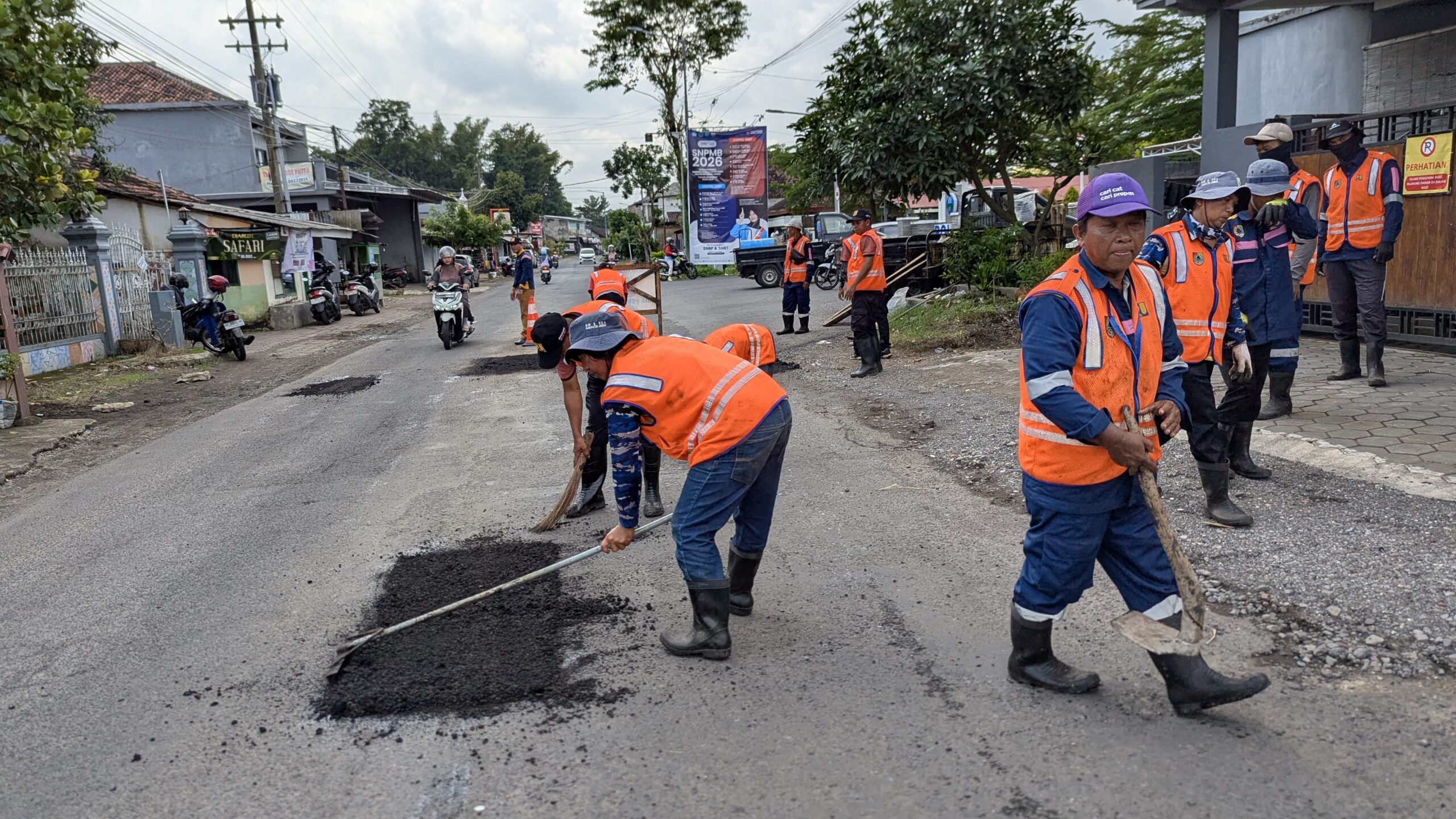 Kerahkan 10 Tim URC, Bupati Jember Fawait Perintahkan Perbaiki Jalan Berlubang