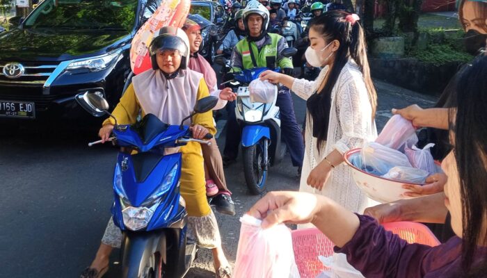 Perayaan 9 Tahun Usaha, DeMaster Karaoke Kepanjen Gelar Aksi Sosial Ramadan dengan 900 Paket Takjil