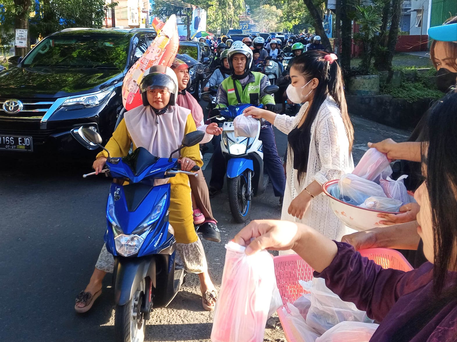 Perayaan 9 Tahun Usaha, DeMaster Karaoke Kepanjen Gelar Aksi Sosial Ramadan dengan 900 Paket Takjil