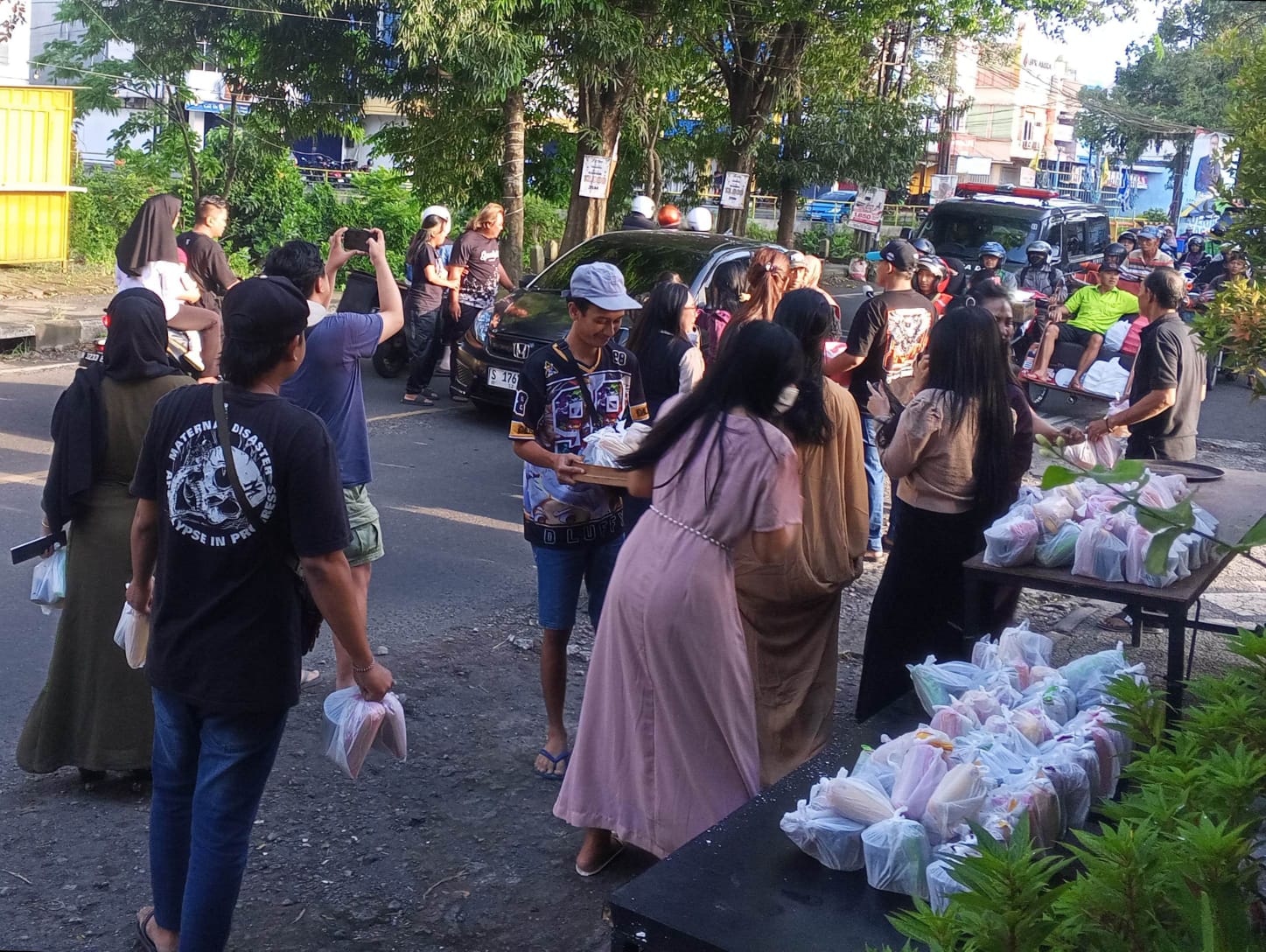 Perayaan 9 Tahun Usaha, DeMaster Karaoke Kepanjen Gelar Aksi Sosial Ramadan dengan 900 Paket Takjil