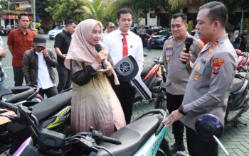 Korban Curanmor Tersenyum, Polres Malang Kembalikan Motor Tanpa Biaya