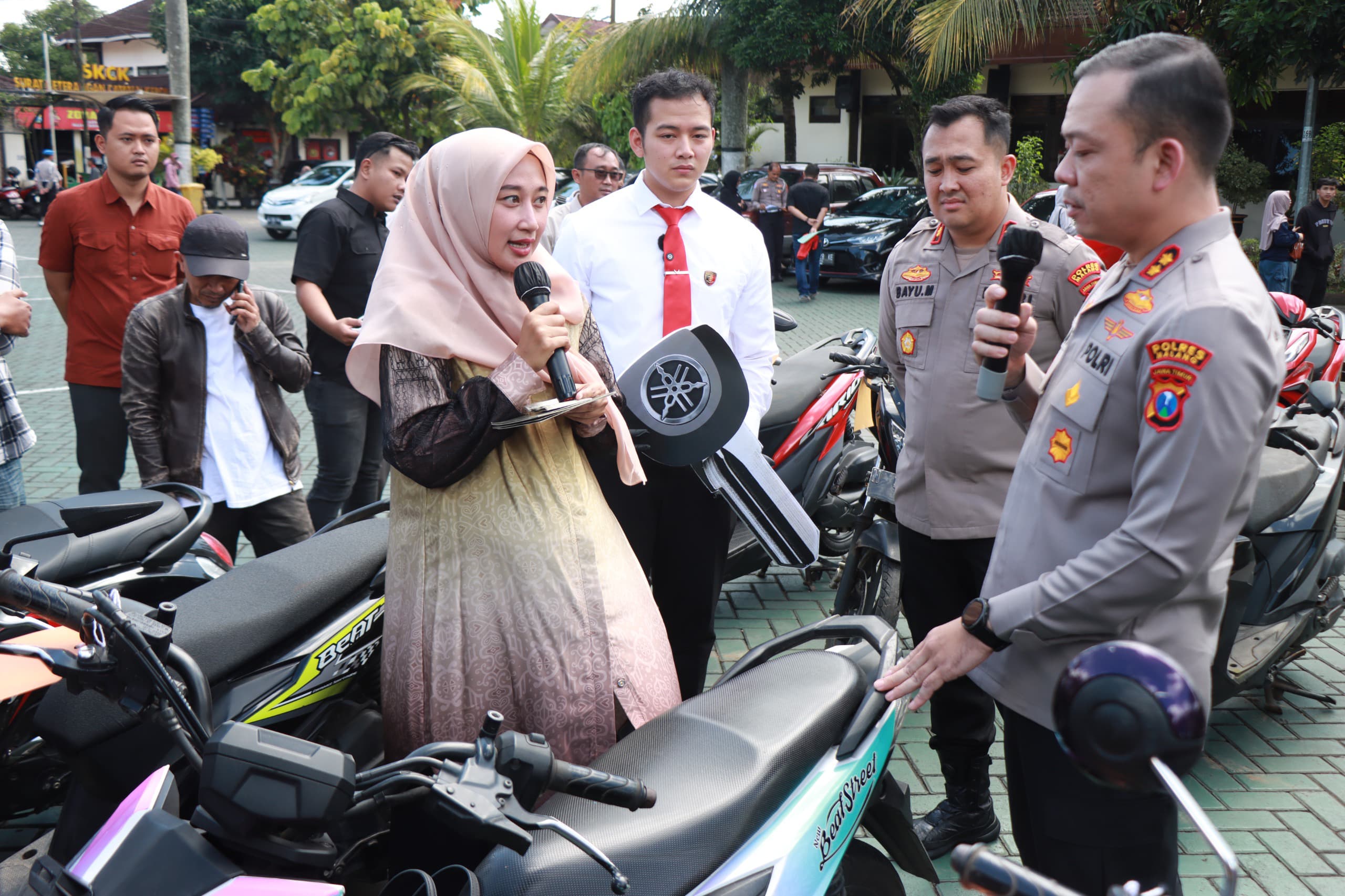 Korban Curanmor Tersenyum, Polres Malang Kembalikan Motor Tanpa Biaya