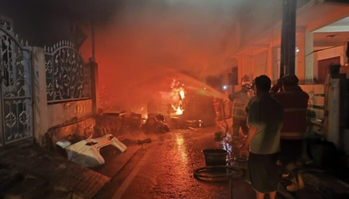 Korek Api Diduga Picu Kebakaran Hebat di Kotalama, Toko Sparepart dan Mobil Hangus, Kerugian Ditaksir Rp500 Juta