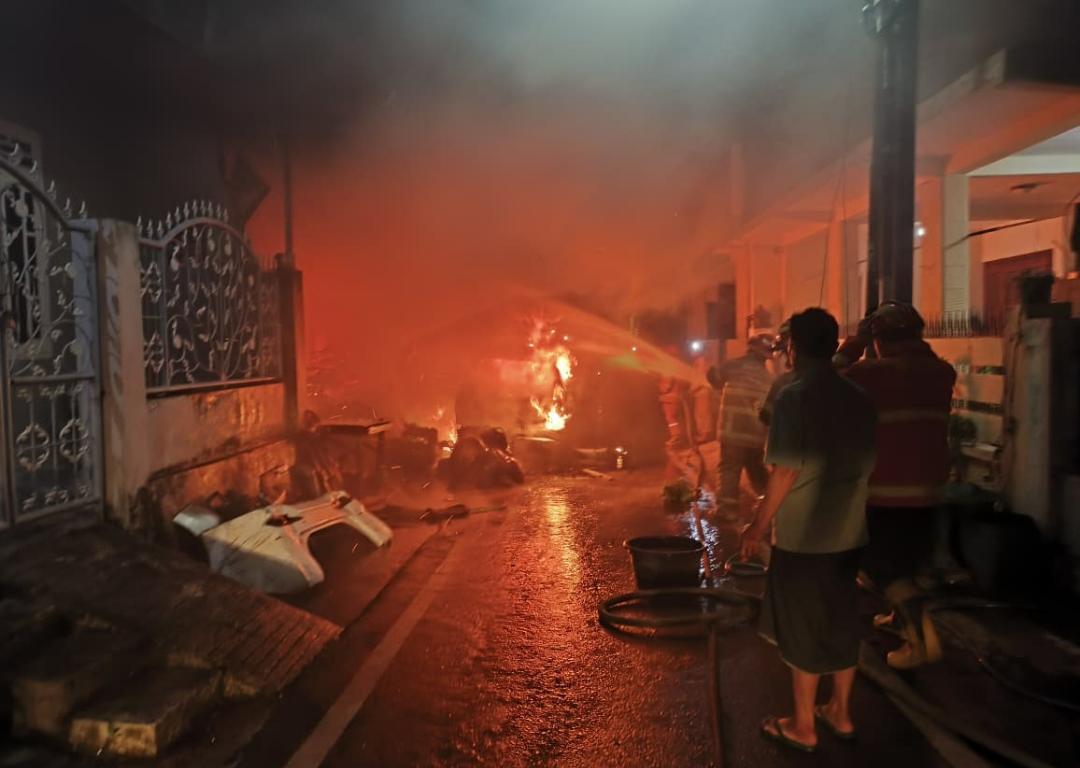 Korek Api Diduga Picu Kebakaran Hebat di Kotalama, Toko Sparepart dan Mobil Hangus, Kerugian Ditaksir Rp500 Juta