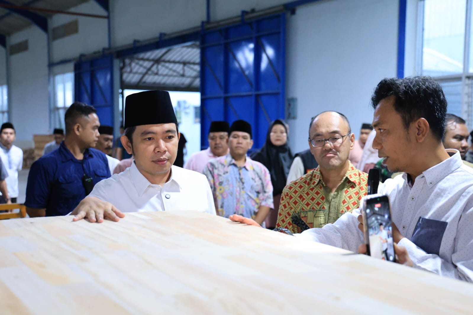 Investasikan Rp150 Miliar, Rombongan Bupati Fawait dan OPD Pilih Gunakan Minibus Kunjungi PMA Asal Jepang