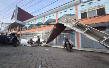 Ambruknya atap kanopi Pasar Ploso Jombang sepanjang sekitar 15 meter yang belum genap berusia tiga bulan memicu sorotan publik.