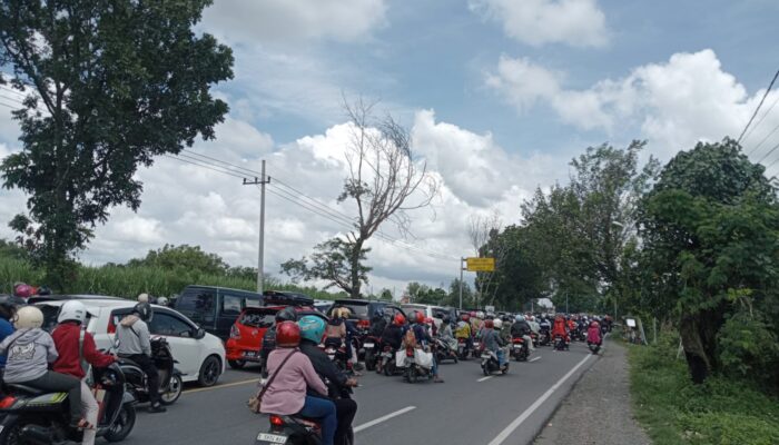 Macet Parah di Mengkreng Jombang H+1 Lebaran, Polisi Terapkan Contraflow