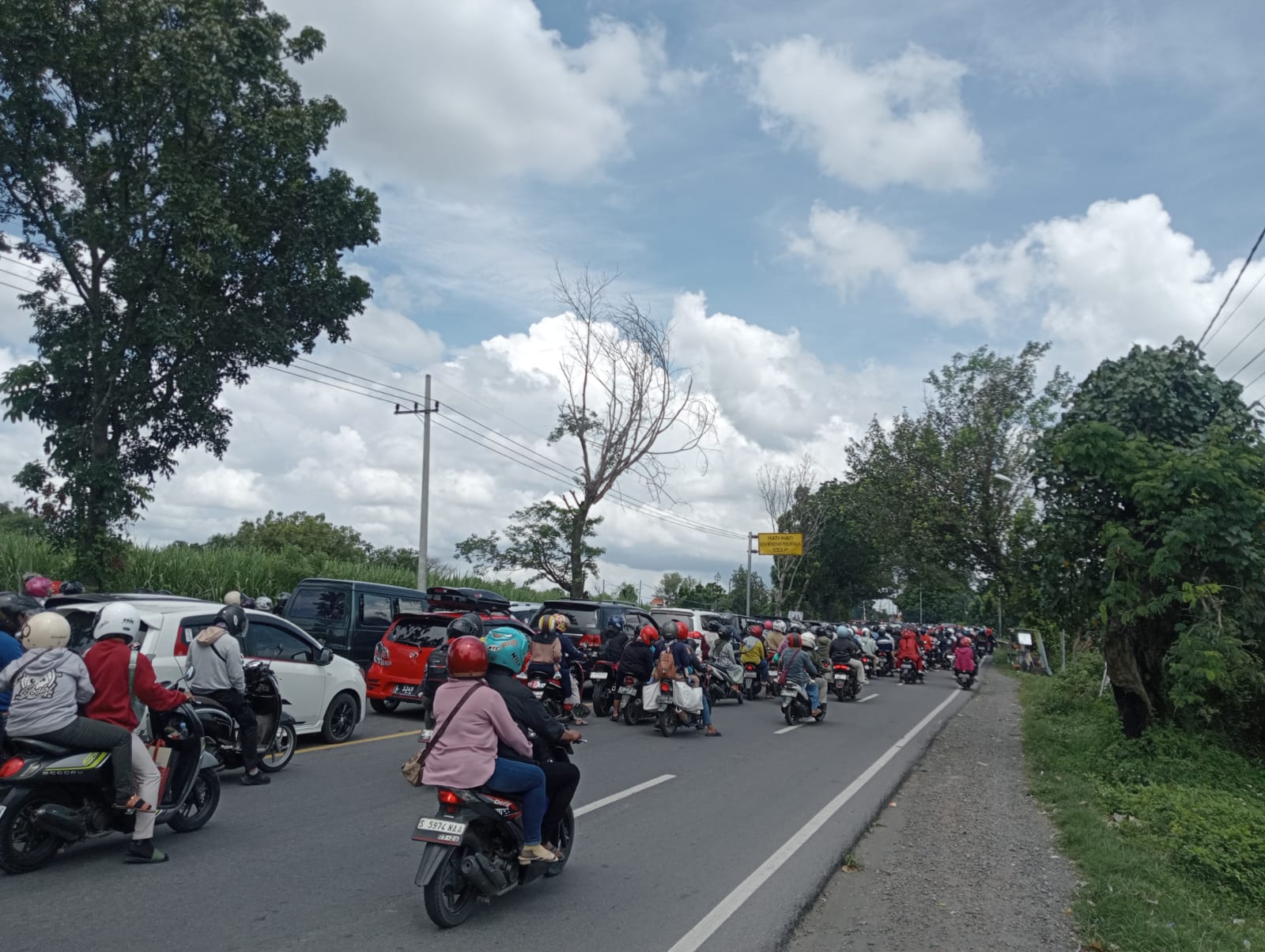 Arus lalu lintas pada H+1 Lebaran di Kecamatan Bandarkedungmulyo, Kabupaten Jombang, terpantau padat merayap sejak pukul 16.00 WIB.