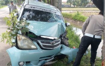 Tragis! Mobil Pemudik Asal Gresik Kecelakaan di Jombang, 6 Penumpang Dilarikan ke RSUD