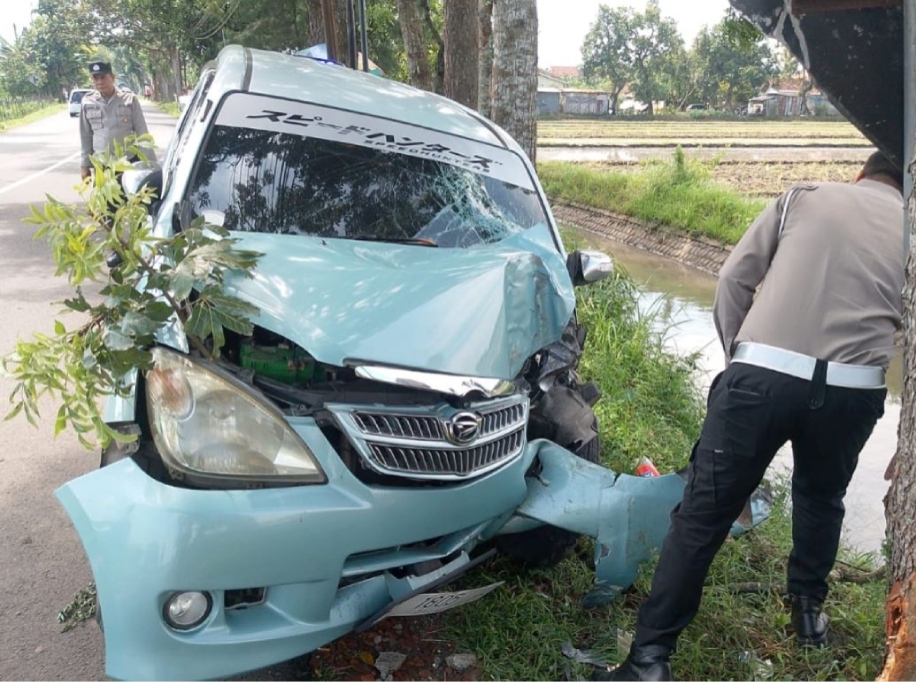 Tragis! Mobil Pemudik Asal Gresik Kecelakaan di Jombang, 6 Penumpang Dilarikan ke RSUD