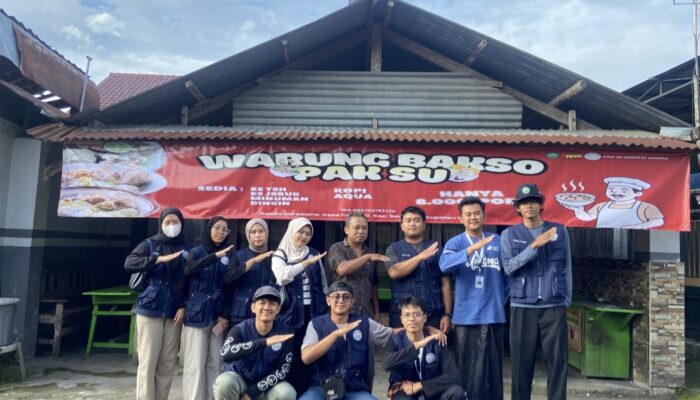 KSM Unisma Perkuat Sinergi dengan UMKM melalui Pemberian Banner dan Promosi saat Kegiatan Berburu Takjil
